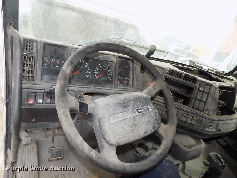 image for item DB8603 2000 Volvo VN semi truck