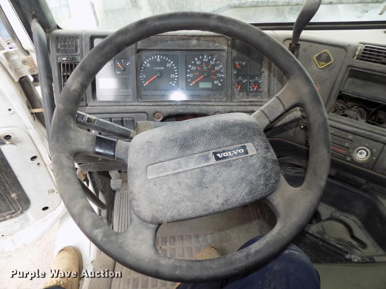 image for item DB8603 2000 Volvo VN semi truck