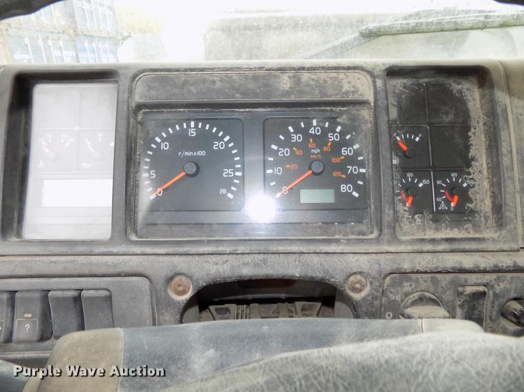 image for item DB8603 2000 Volvo VN semi truck