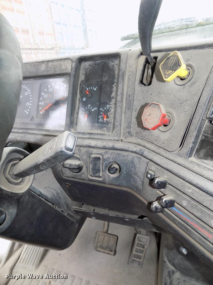 image for item DB8603 2000 Volvo VN semi truck