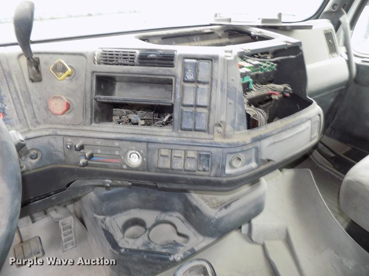 image for item DB8603 2000 Volvo VN semi truck