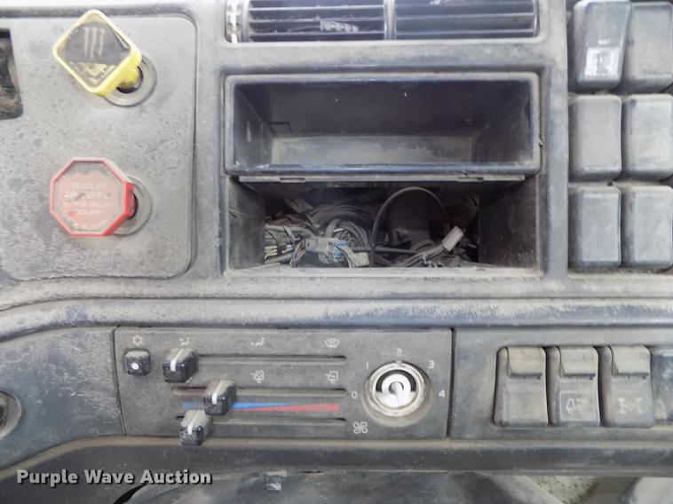 image for item DB8603 2000 Volvo VN semi truck