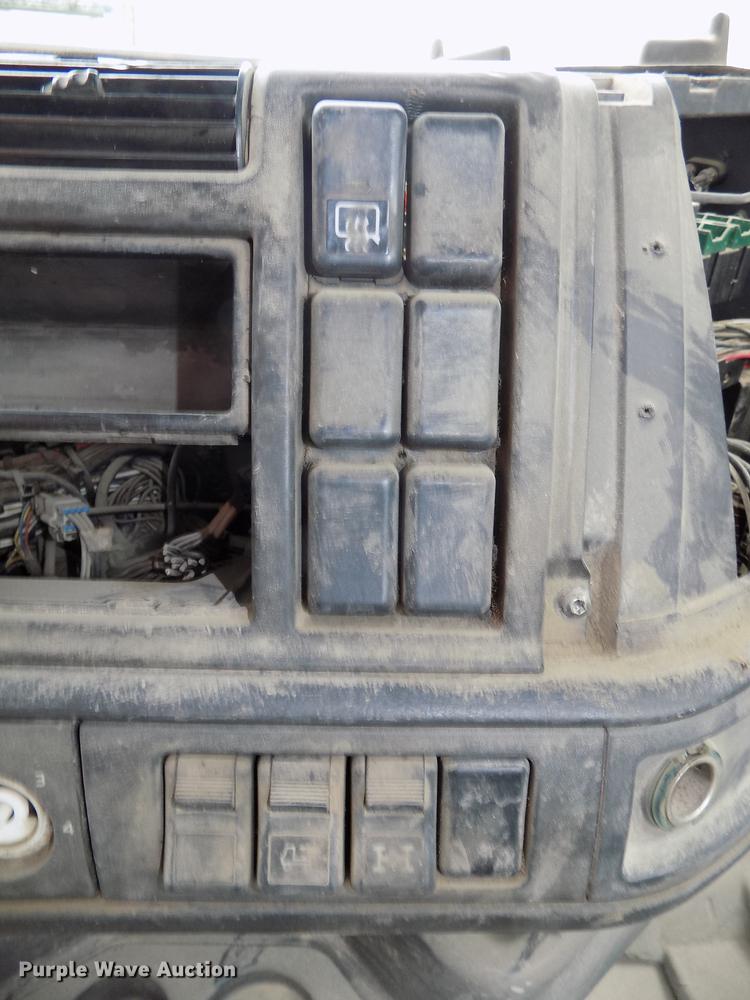 image for item DB8603 2000 Volvo VN semi truck