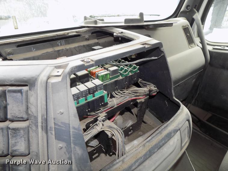 image for item DB8603 2000 Volvo VN semi truck