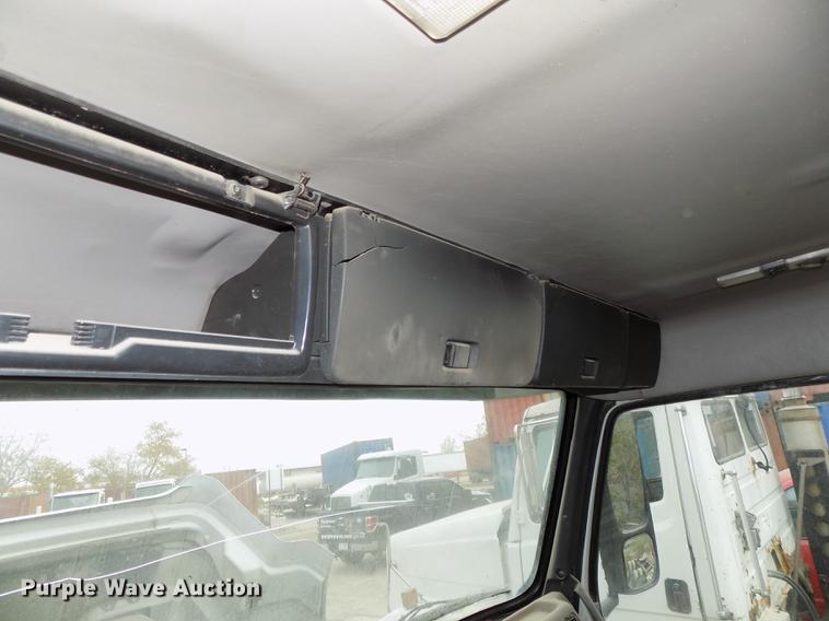 image for item DB8603 2000 Volvo VN semi truck