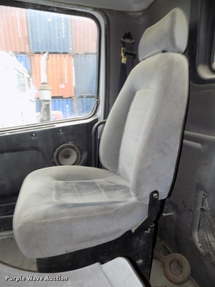 image for item DB8603 2000 Volvo VN semi truck