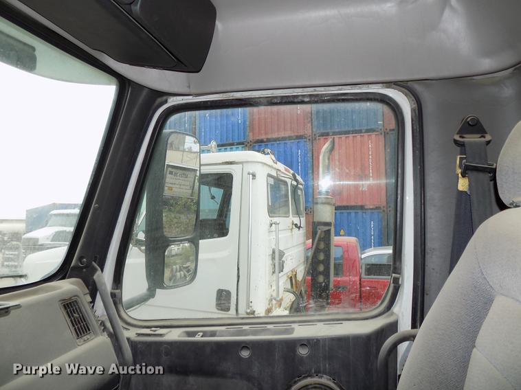 image for item DB8603 2000 Volvo VN semi truck