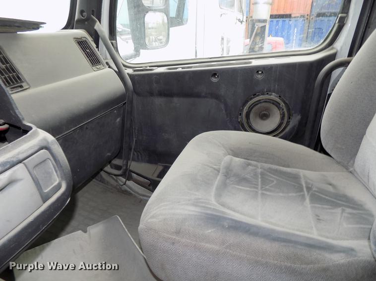 image for item DB8603 2000 Volvo VN semi truck