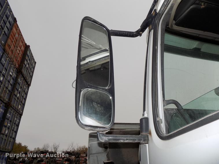 image for item DB8603 2000 Volvo VN semi truck