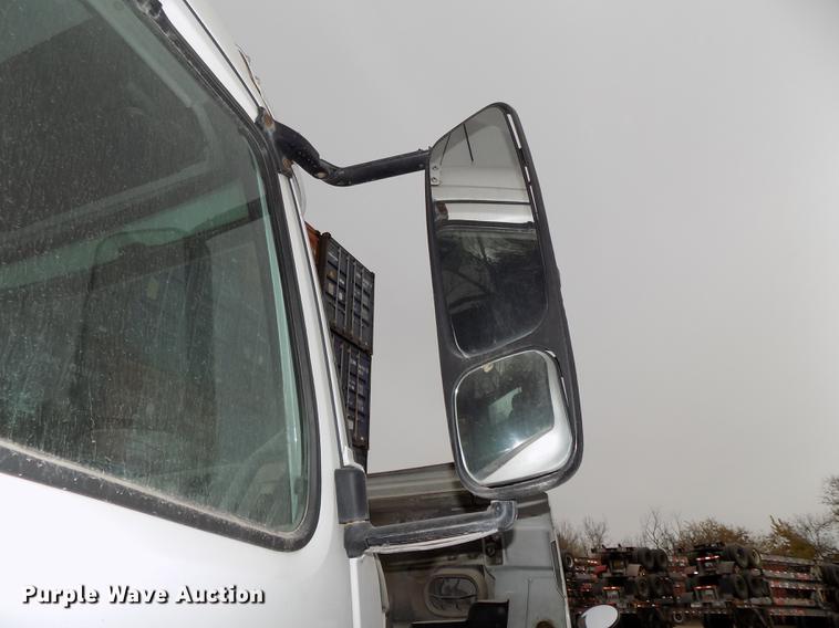 image for item DB8603 2000 Volvo VN semi truck