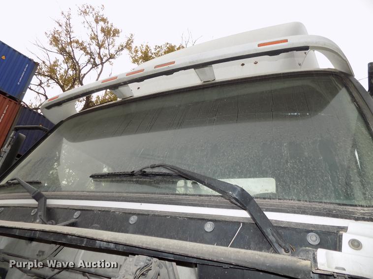 image for item DB8603 2000 Volvo VN semi truck