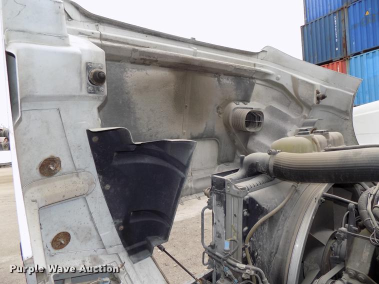 image for item DB8603 2000 Volvo VN semi truck