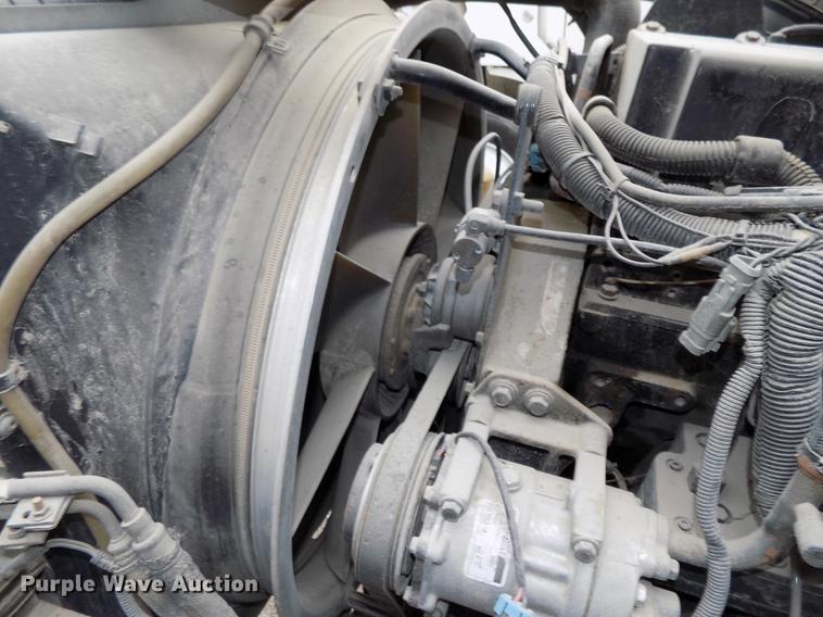 image for item DB8603 2000 Volvo VN semi truck