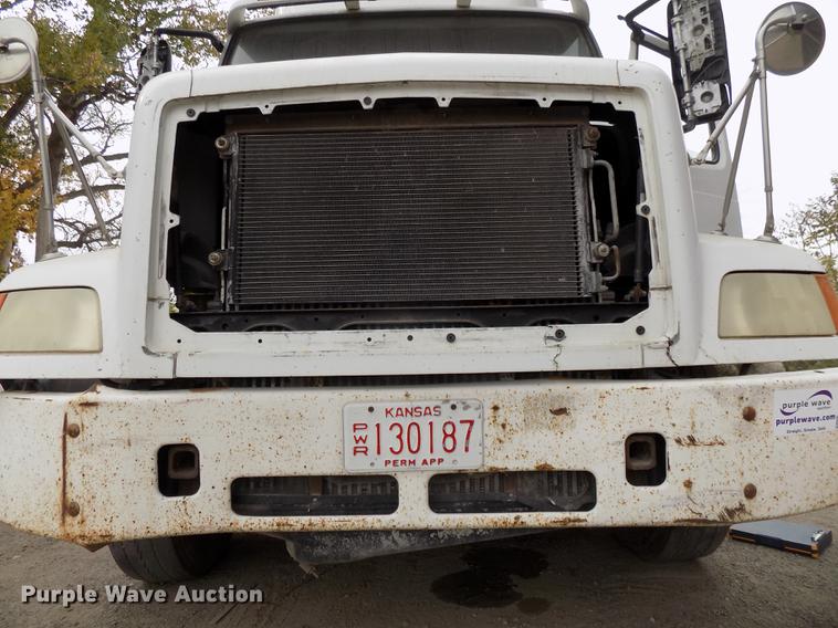 image for item DB8603 2000 Volvo VN semi truck