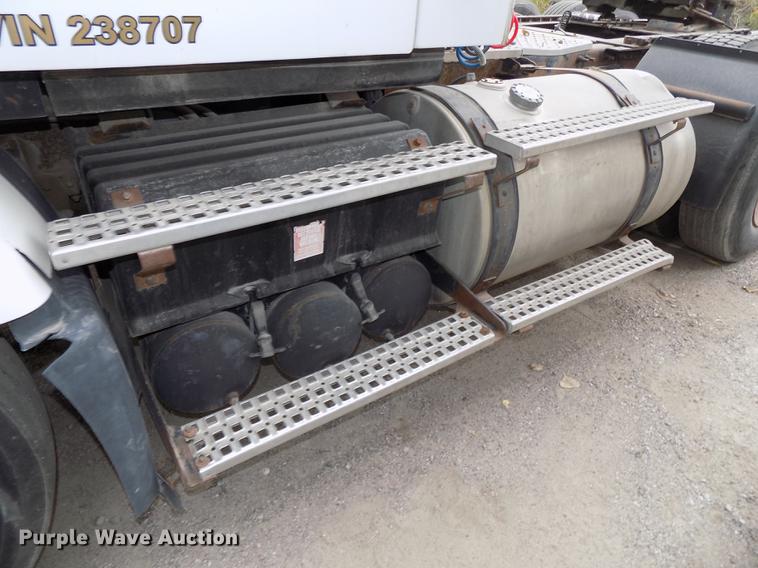 image for item DB8603 2000 Volvo VN semi truck