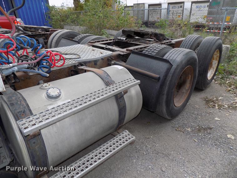 image for item DB8603 2000 Volvo VN semi truck