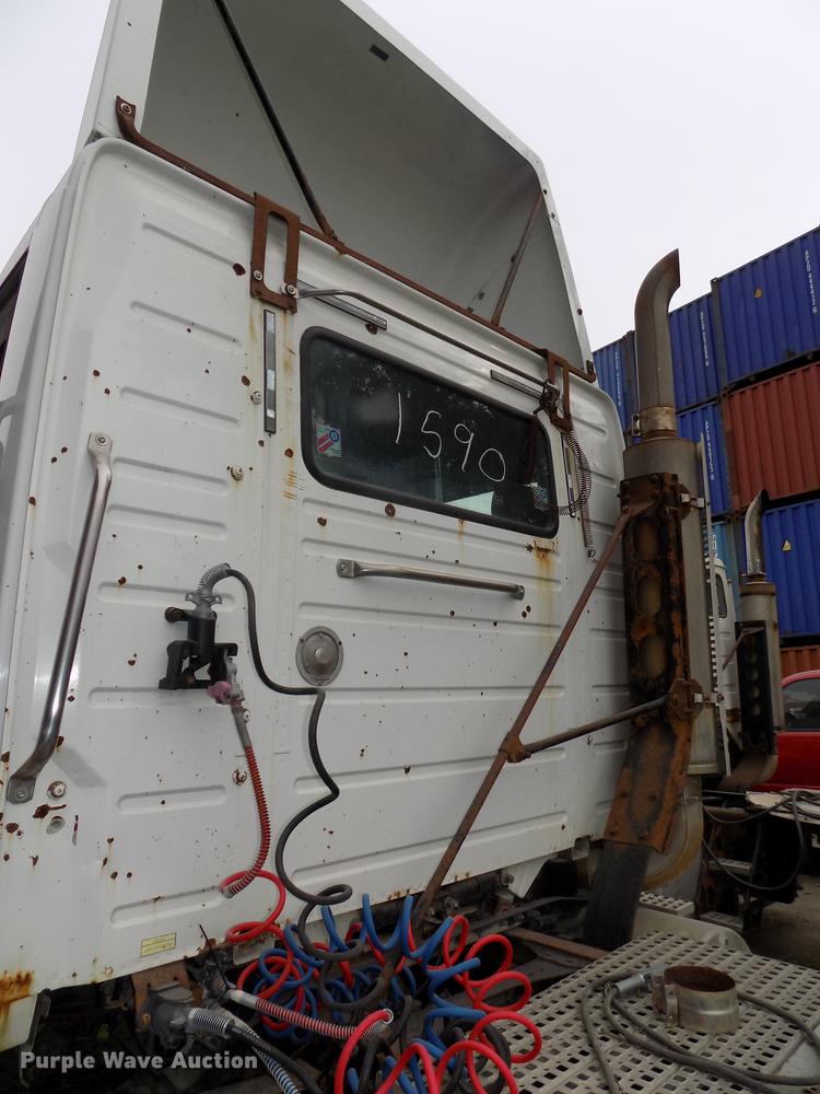 image for item DB8603 2000 Volvo VN semi truck