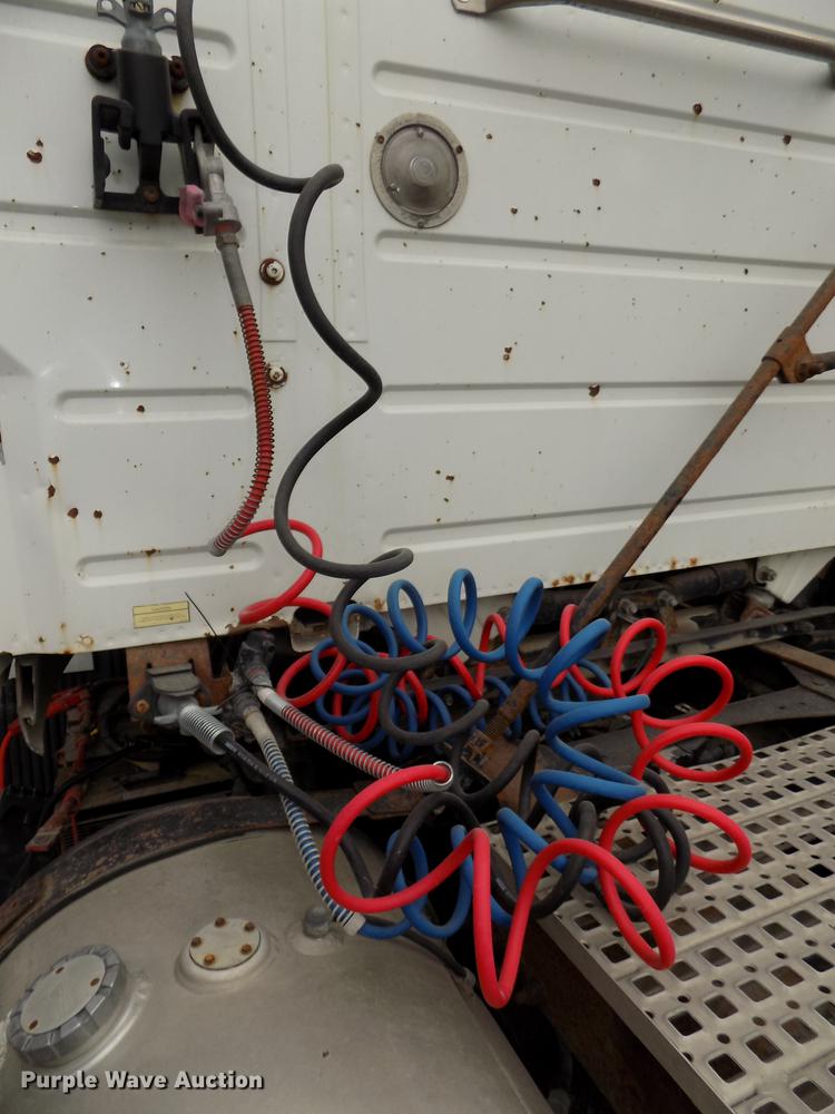 image for item DB8603 2000 Volvo VN semi truck