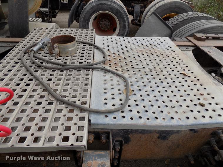 image for item DB8603 2000 Volvo VN semi truck