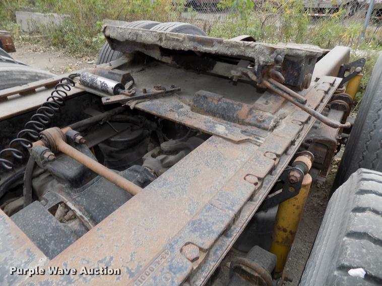 image for item DB8603 2000 Volvo VN semi truck