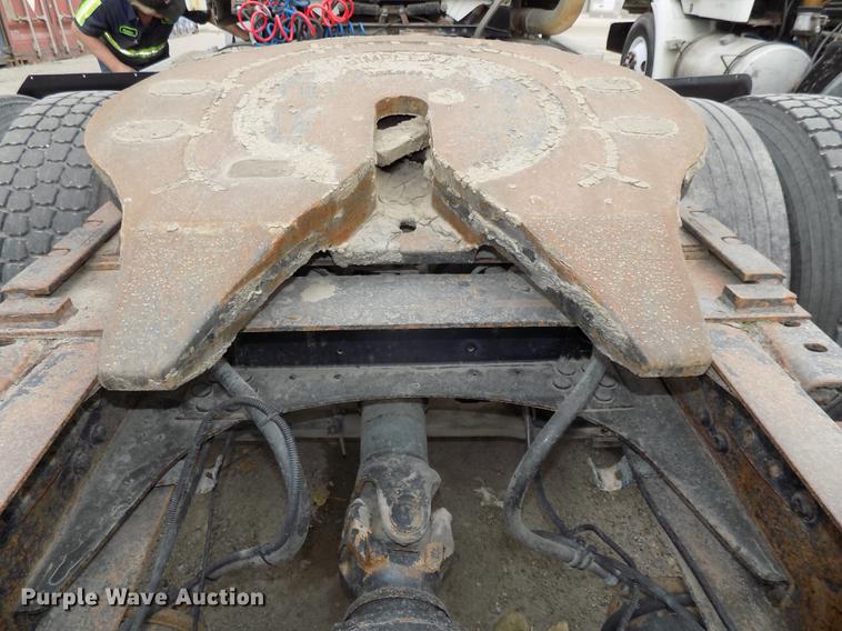 image for item DB8603 2000 Volvo VN semi truck