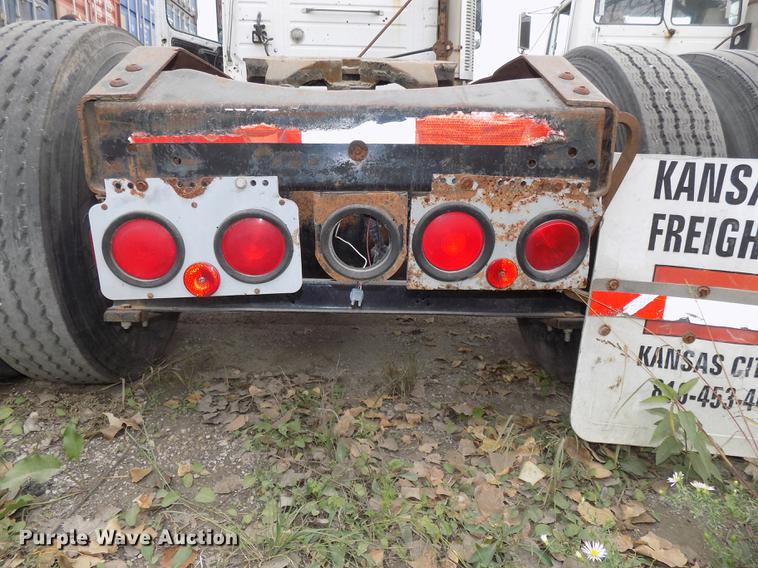 image for item DB8603 2000 Volvo VN semi truck