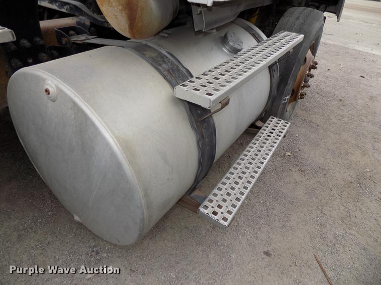 image for item DB8603 2000 Volvo VN semi truck