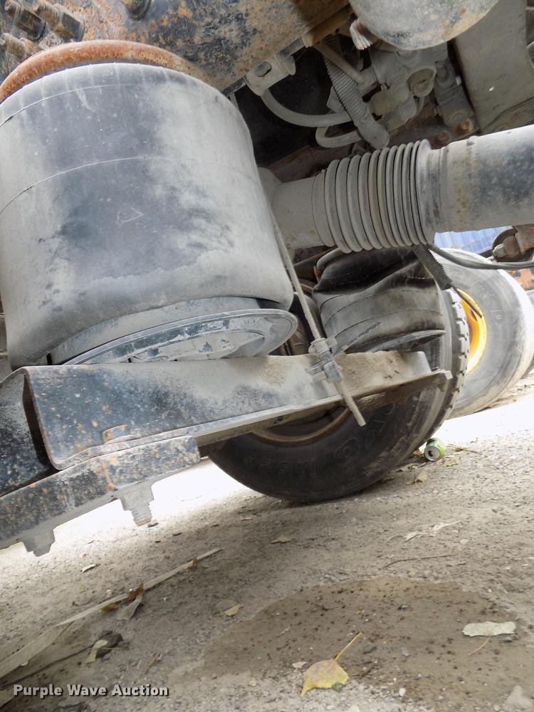 image for item DB8603 2000 Volvo VN semi truck