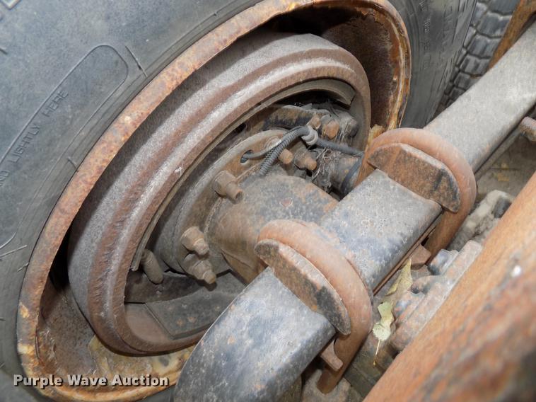 image for item DB8603 2000 Volvo VN semi truck