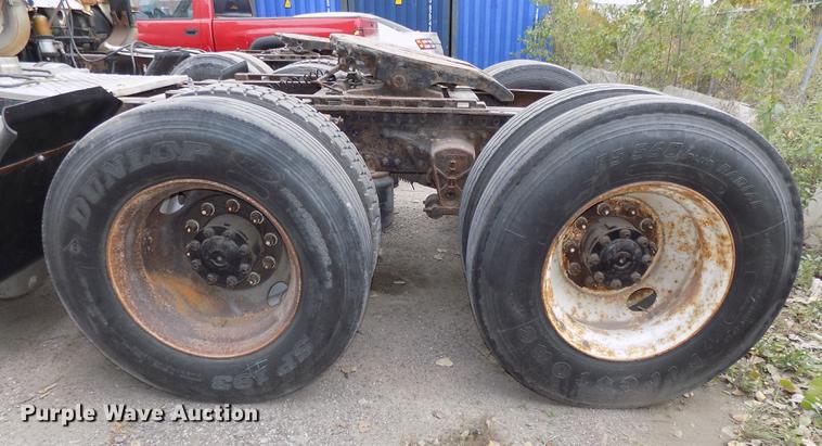 image for item DB8603 2000 Volvo VN semi truck