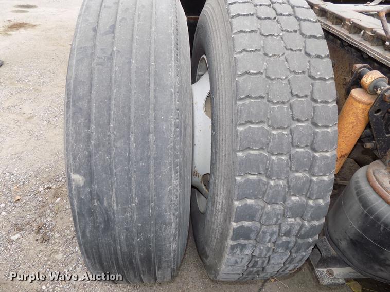 image for item DB8603 2000 Volvo VN semi truck