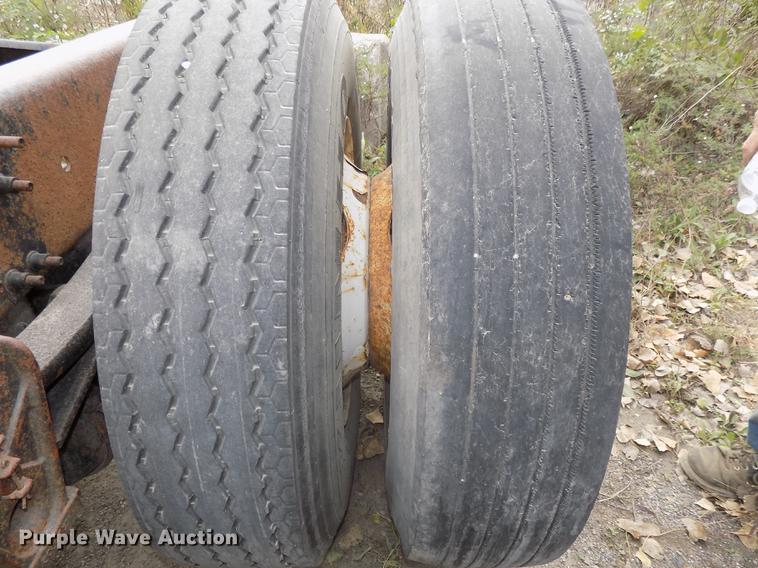 image for item DB8603 2000 Volvo VN semi truck