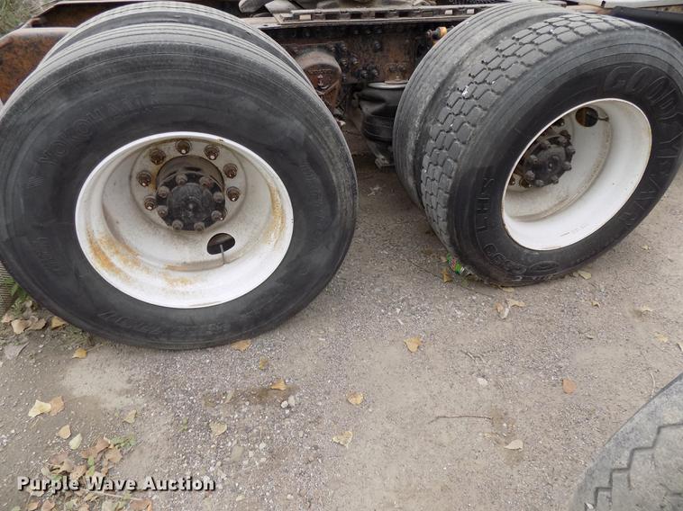 image for item DB8603 2000 Volvo VN semi truck