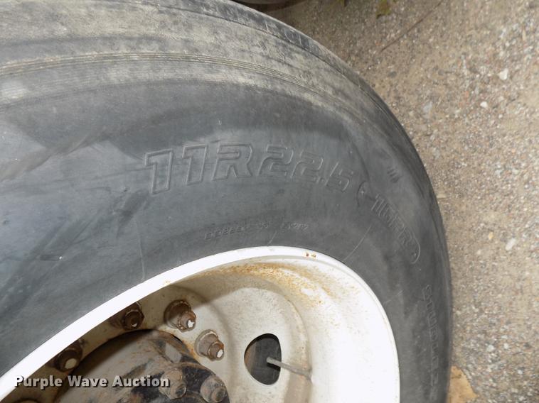 image for item DB8603 2000 Volvo VN semi truck