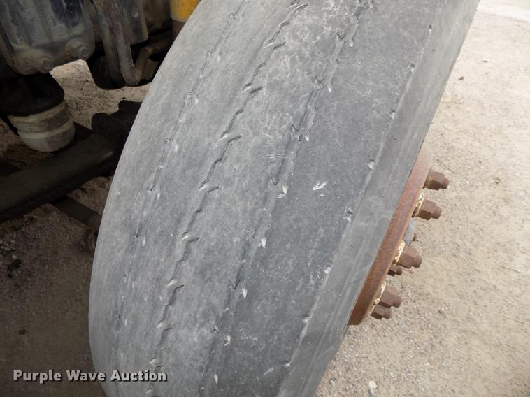 image for item DB8603 2000 Volvo VN semi truck