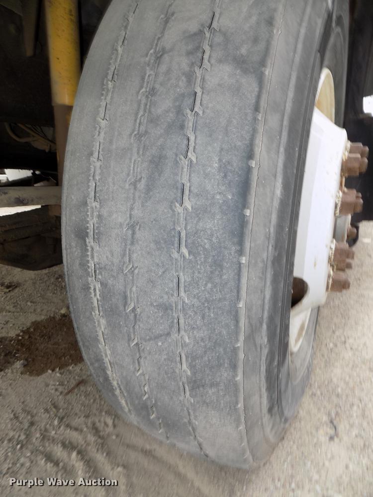 image for item DB8603 2000 Volvo VN semi truck