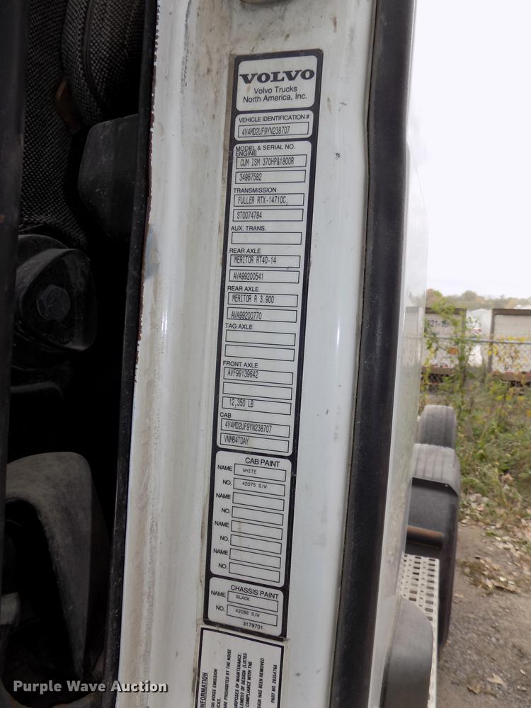 image for item DB8603 2000 Volvo VN semi truck