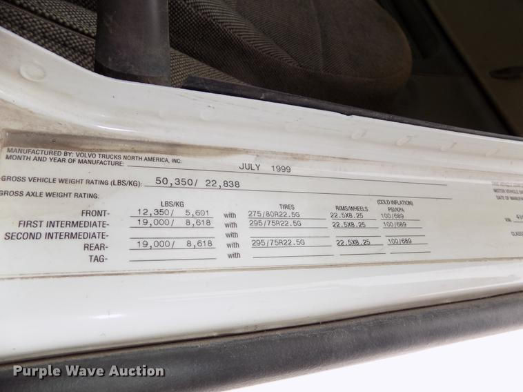 image for item DB8603 2000 Volvo VN semi truck