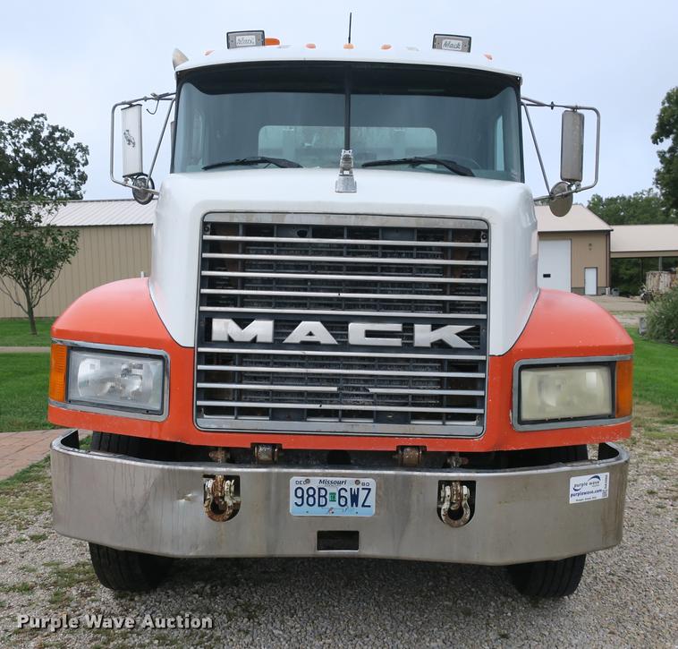 image for item DB8965 1994 Mack CH613 semi truck