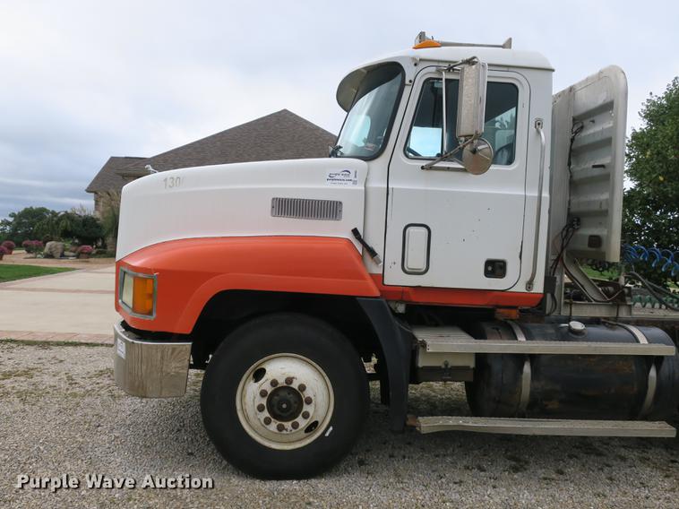image for item DB8965 1994 Mack CH613 semi truck