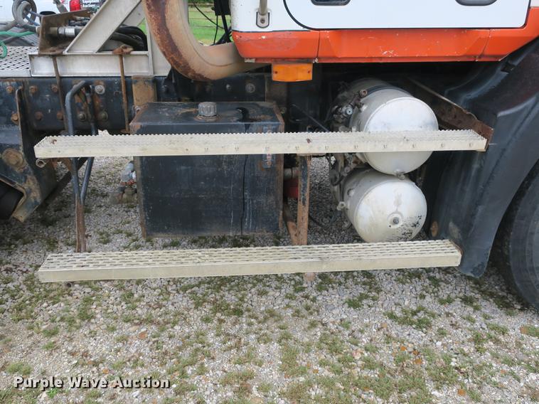 image for item DB8965 1994 Mack CH613 semi truck