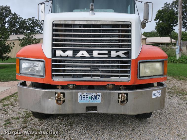 image for item DB8965 1994 Mack CH613 semi truck