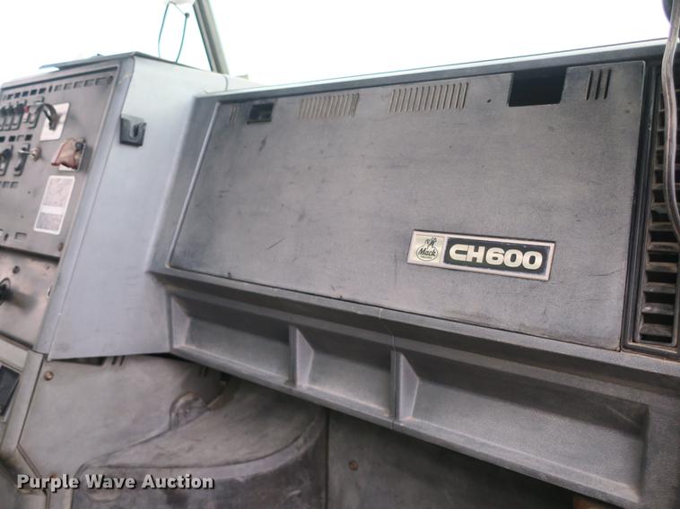 image for item DB8965 1994 Mack CH613 semi truck