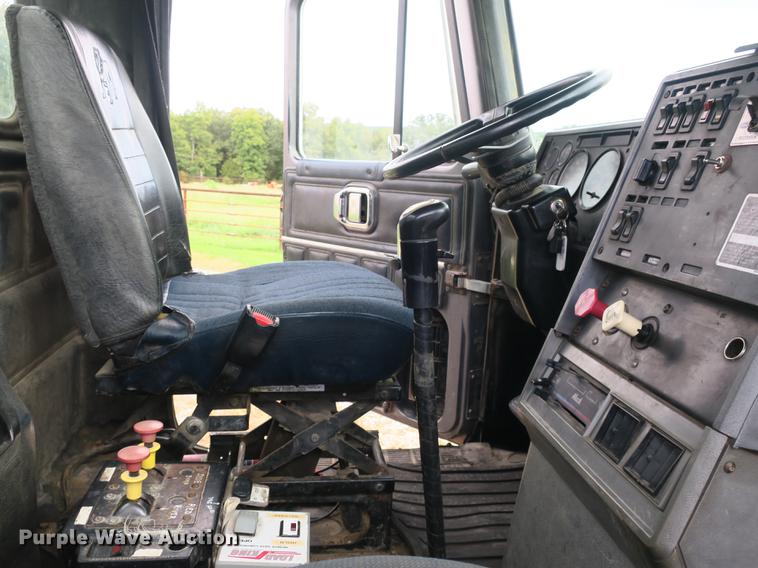 image for item DB8965 1994 Mack CH613 semi truck