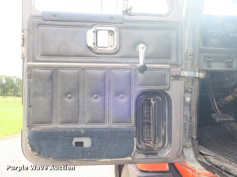 image for item DB8965 1994 Mack CH613 semi truck