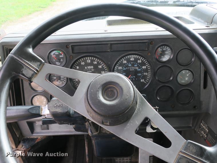 image for item DB8965 1994 Mack CH613 semi truck