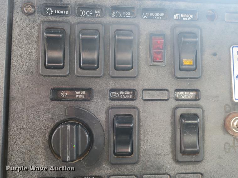 image for item DB8965 1994 Mack CH613 semi truck