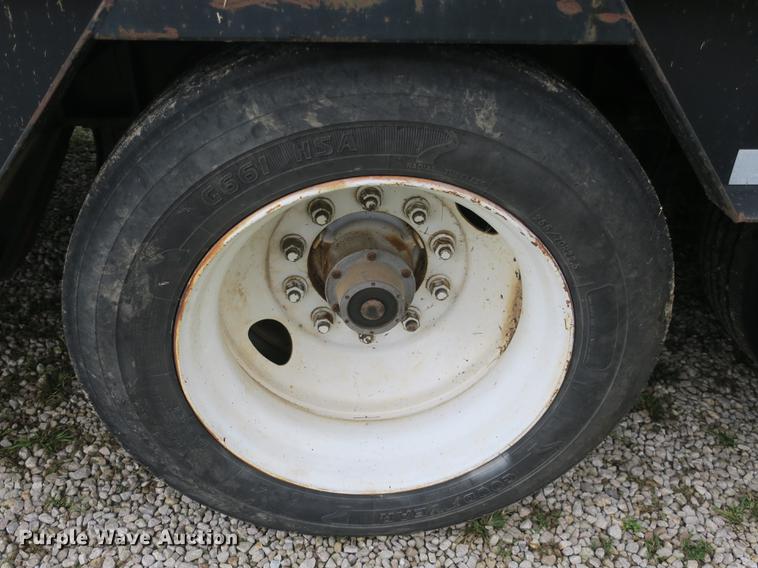 image for item DB8966 2007 Viking drop deck trailer