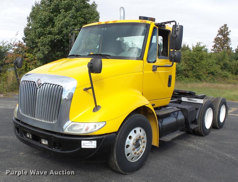 image for item DD2470 2005 International 8600 semi truck