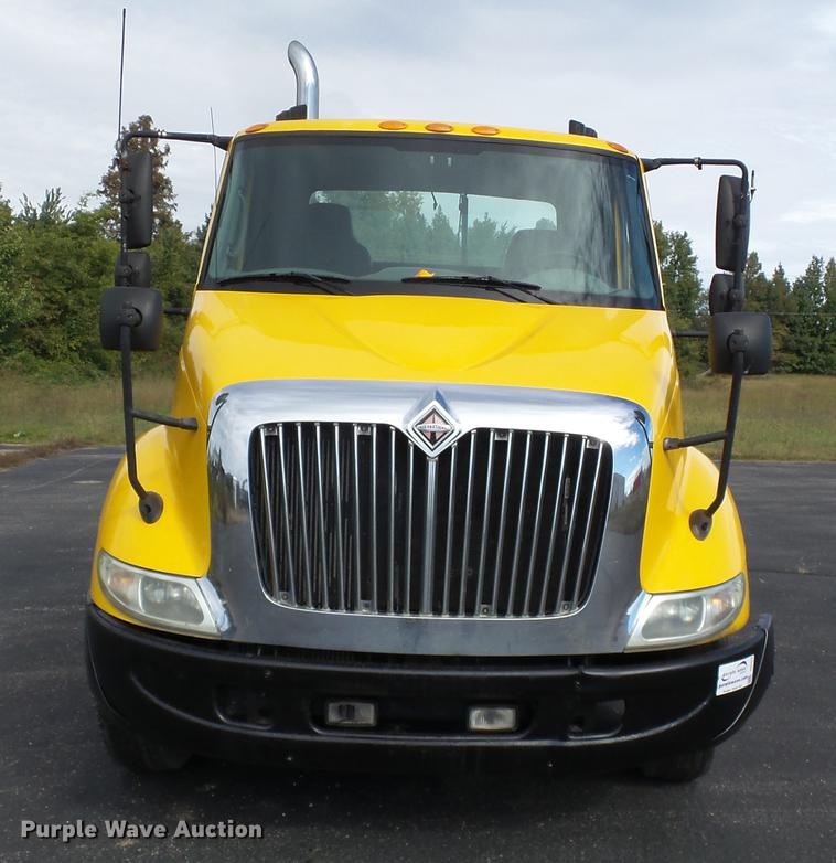 image for item DD2470 2005 International 8600 semi truck